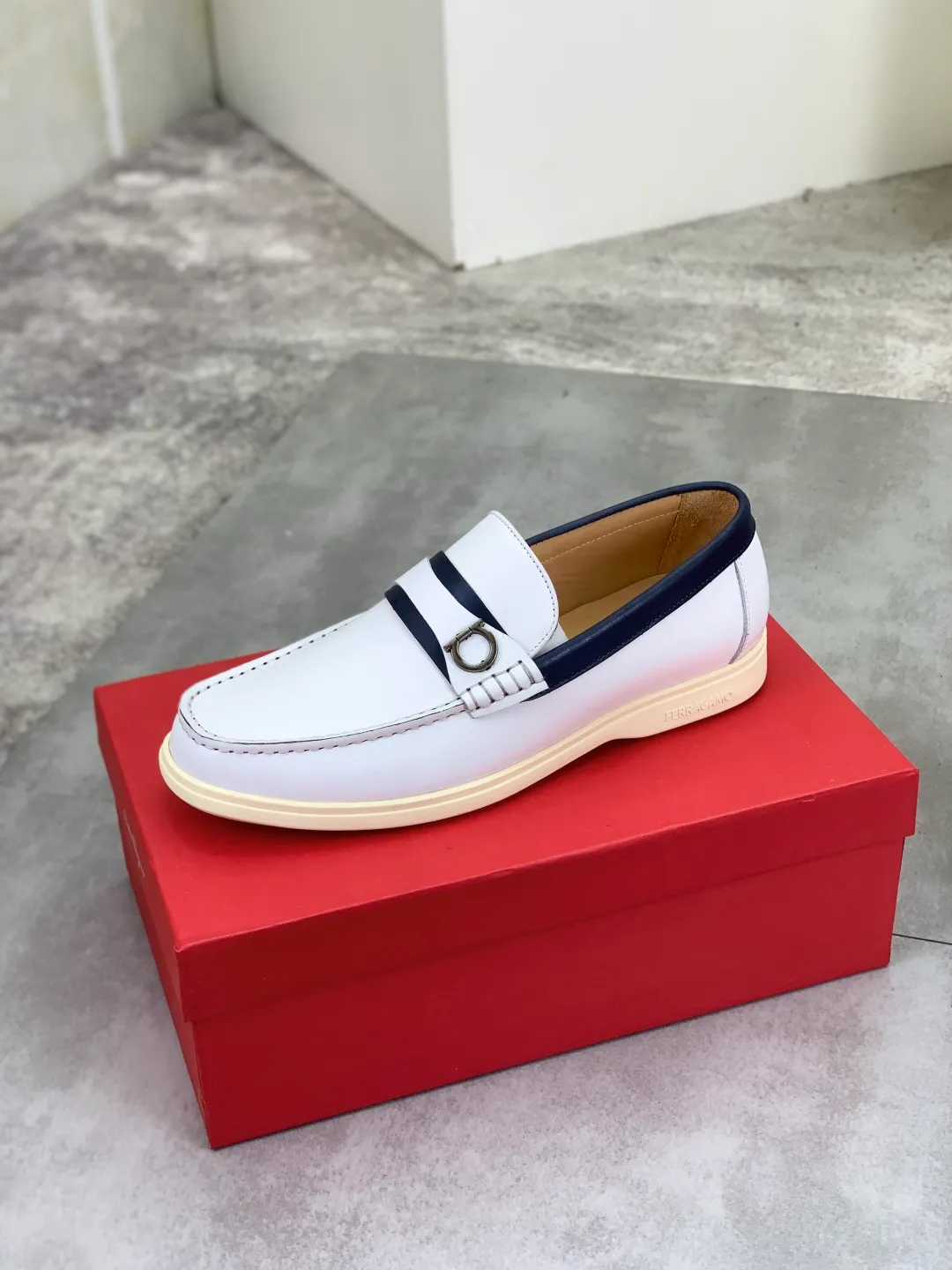 Men's Men's Shoes 💰P580💰[New Style] Water-dyed Niuli 🆘[Salvatore Ferragamo] Ferragamo's latest casual business leather shoes for men! Listed simultaneously! The fabric is made of specially imported original calfskin, and the interior is made of imported water-dyed cowhide. It is absolutely luxurious and leads the fashion trend. Matching code: 38-44 (45 and 46 can be customized) Black, brown and burgundy colors available